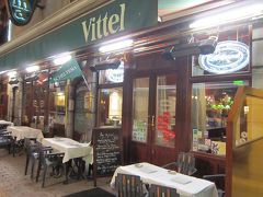 んで、現地の方オススメで入ったのが、その奥にあるスケルトマScheltemaというお店。海鮮料理で有名らしく、そろそろ肉料理に疲れてきた我々にとってはまさに救世主。

ガイドブックにも載っているせいか日本人客も多いようで、とある店員さんが『俺ジローラモ！』みたいなことをネタにしてた。陽気なおっさんでいいなぁと思ったけど、ジローラモはイタリア人じゃんか！