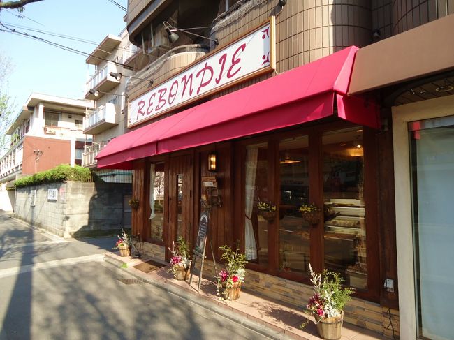 今日も天気が良くて本当良かった〜<br /><br />友人がここのパン屋さんが美味しいと<br /><br />教えてくれ本日の朝ごはんは<br /><br />ここのパンを購入。