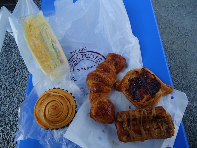 パンを何個か買い<br /><br />移動中に食べました。<br /><br />本当ここのパンは美味しかったです！