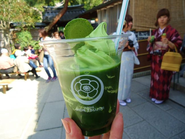 途中でまたまた買い食い〜<br /><br />都路里にて抹茶フロート　￥450だったかな？<br /><br />今回は機会があれば<br /><br />パフェを食べようかと思っていたけど<br /><br />本店は凄い行列でした（ﾟдﾟlll）<br /><br />なので今回はここで。<br /><br />私が買った時は並ばずすんなり買えましたが<br /><br />その後列が出来てました〜