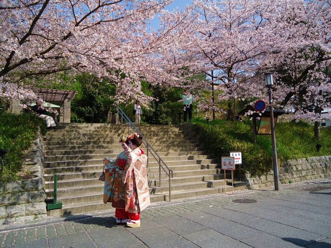 舞妓さんの格好をした<br /><br />観光客の女子達。<br /><br />そーいえば京都では着物きて<br /><br />散策してる人達沢山いたなァ〜<br /><br />今度は私もそうしてみようかな？