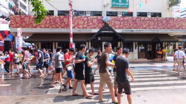 防水対策をしてこなかったので、<br />デジカメが濡れてしまう。<br />画像ではわかりませんがもっと活気が<br />あります。