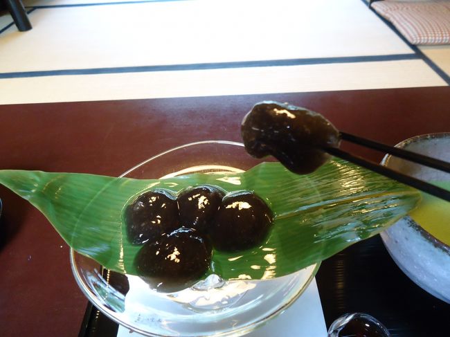 黒蜜がありますが<br /><br />そのままでも甘くて<br /><br />かけないで食べたほうがいい感じです。<br /><br />抹茶とわらび餅で　￥1370