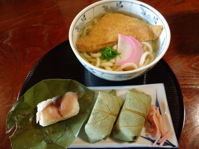 バスを降りてみたら<br /><br />桜散ってて(;ﾟДﾟ)!<br /><br />ええ〜！マジですか？！<br /><br />まっ来たからには歩いて花矢倉まで行くか！<br /><br />その前に名物の柿の葉寿司と<br /><br />きつねうどん食べてから（＠＾▽＾＠）<br /><br />￥1000でした。