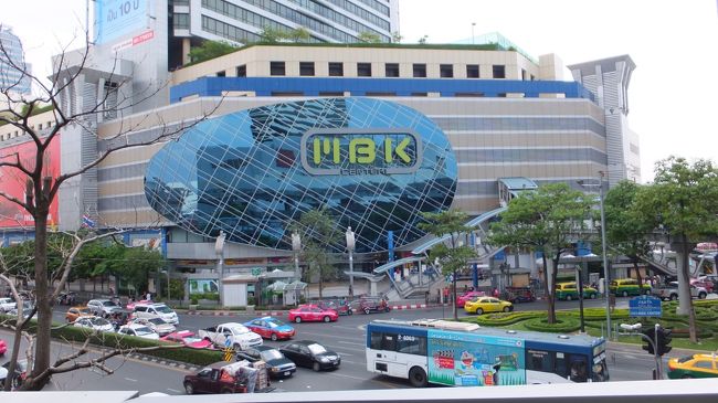 歩いてＭＢＫへ。<br />ＧＳＭ携帯を買おうとしましたが<br />やめました。安いもので８００バーツ<br />くらいからあります。