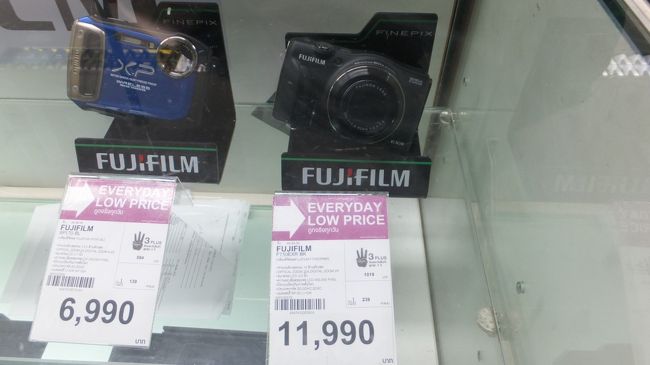 あったあった同じカメラ。<br />高いな。右側です。