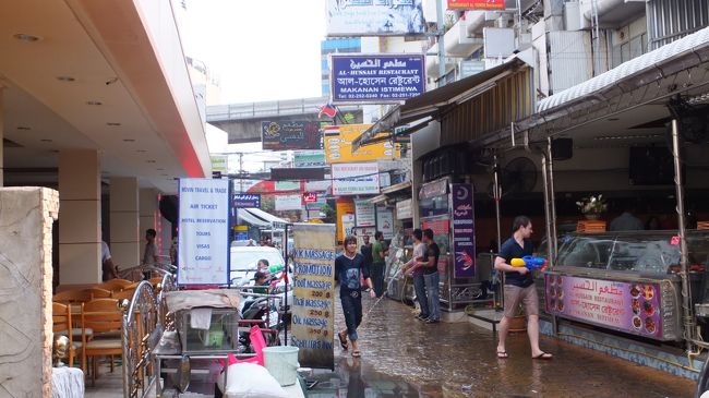 スクンビットソイ３のアラブ人街。<br />ヤワラーの次に好きな場所です。<br />ここで氷水を背中におもいっきりかけられた。<br />・戦闘態勢でない人に水をかけるのはやめてほしい。<br />・水圧の高い水鉄砲で顔面を狙うのはやめてほしい。<br />・夜８時以降はやめてほしい。<br />普通の旅行者の普通の感想です。