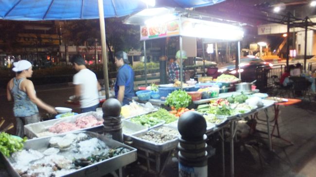 この時間でも屋台がやってる。<br />まさに不夜城。<br />そして世界中の人々をひきつける魔都。