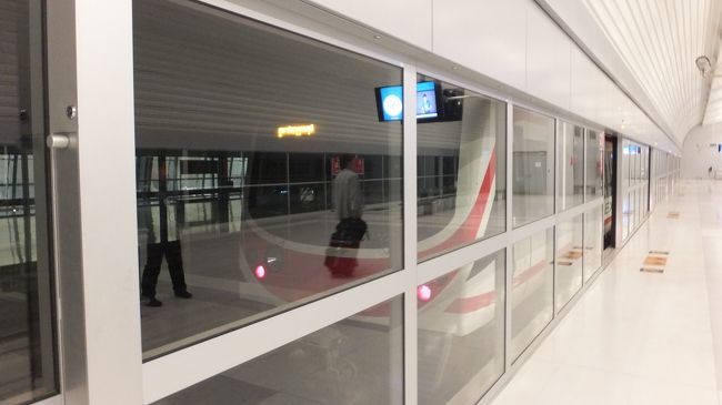 マッカサンまでタクシーで４２バーツ。<br />始発のエアポートリンクで空港へ。<br />６時発。