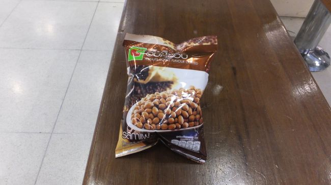 エアポートリンクを降りたらなぜかお菓子を<br />配っていました。