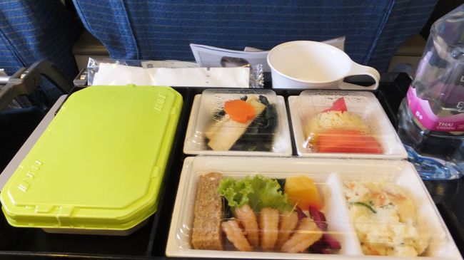 なぜ蓋をとらなかったのだろうか？<br />さすが日系、味噌汁がついていました。