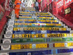 これはブラジルで一番有名な階段。リオにあります。セラロンの階段。
ファレル ウィリアムズ と スヌープドッグのPVの撮影で使われたりした
有名なスポットです。
◆セラロンの階段　　
セラロン氏は1990年に母国チリからリオ市に移住し、94年に同階段の制作を開始した。リオ旧市街ラパ区とサンタ・テレザ区を結ぶ同階段は全長125メートル、215段。世界148カ国から取り寄せたセラミックタイルが使用されている。「モザイク階段」の名称でも親しまれ、世界中から多くの観光客が訪れる名所だが、近年は階段上で麻薬密売や人身売買が多発しており社会問題となっている。
 周辺はやっぱり危険。

