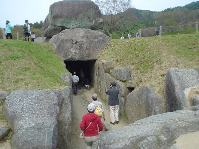 まずは、超有名な【石舞台】を拝見！<br /><br />駐車代金500円。<br />拝観料250円。<br /><br />た、高〜〜〜っ！<br />・・・<br />ま、文化財を守らないといけないから仕方ないか。。。<br /><br />しか〜し！明日香って遠いのね〜★<br />って言うか、途中の渋滞ひど過ぎ！<br />道路、狭すぎ！<br />地元の人、普通に生活する人にとっては迷惑でしょうね。