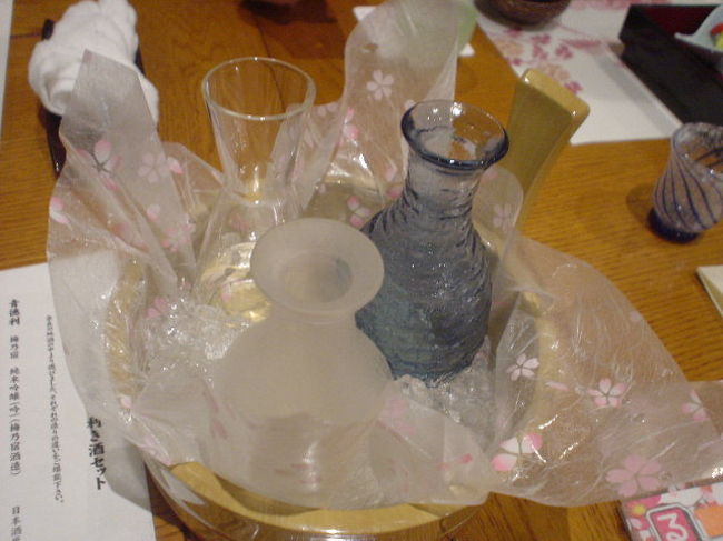 利き酒セットを別注文〜♪<br /><br />三種類楽しめて<br /><br />１２００円<br /><br />だったかな？<br /><br /><br /><br />説明書も付いていて、イイね〜♪<br /><br /><br />