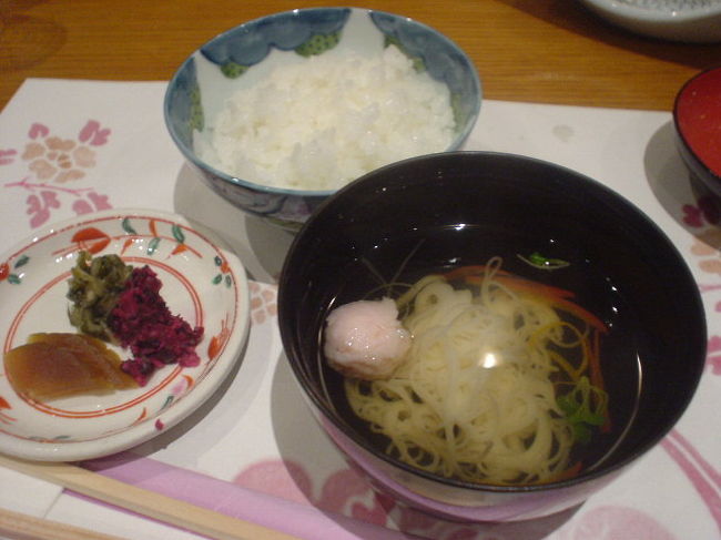 ご飯<br /><br />みそ汁じゃなく、地元名物の三輪素面の入ったすまし汁がおしゃれ〜♪