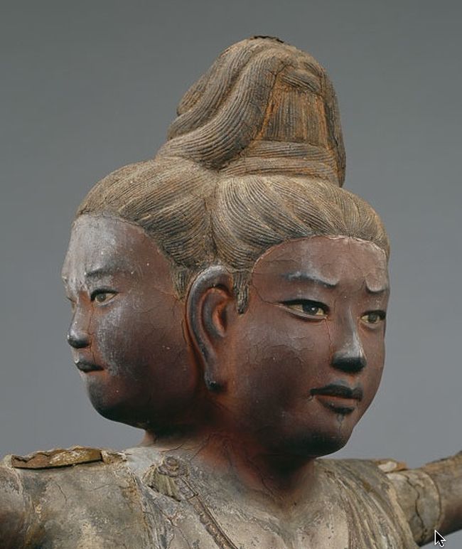 【阿修羅像】<br /><br />本物〜♪<br />神様なので、<br />男でも女でもないそうです。<br /><br />やっぱ、カッコいい！<br />２００９年に大ブームでしたね＾＾。<br /><br /><br />中が空洞なので、軽い！<br />なので、お寺が焼けてもヒョイヒョイっと持ち出す事が出来たそうです＾＾。<br /><br />いいじゃん！(^_-)-☆<br />＊写真撮影禁止なのでネットからいただきました