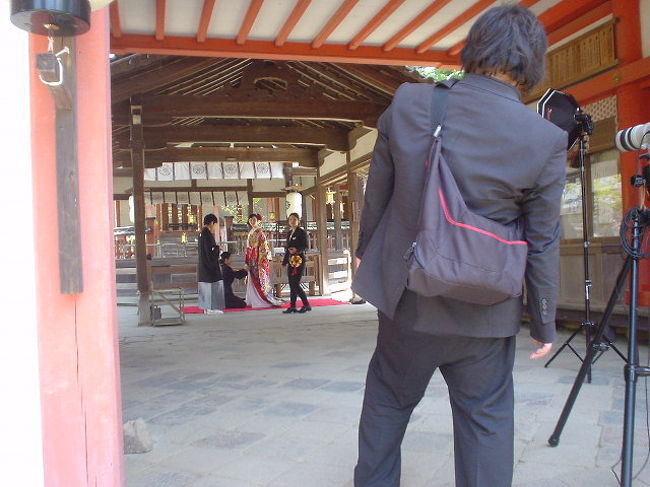 おっ、<br /><br />ここでは、結婚式？<br /><br /><br />観光客をストップして撮影！<br /><br /><br />いいね〜♪