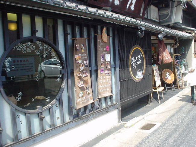 見た目、お洒落なカフェで甘いものを・・・<br /><br />しか〜し、この店、最悪！<br /><br />スタッフ少なく、忙しいから客を雑にあしらう。<br /><br />注文も聴きに来ない。<br /><br />注文してもなかなか来ない。<br /><br />味も最低。<br /><br /><br />皆さん、勇気があったら行ってみてください(^_^;)