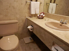 「桂林帝苑酒店」」洗面場。床には体重計がある。