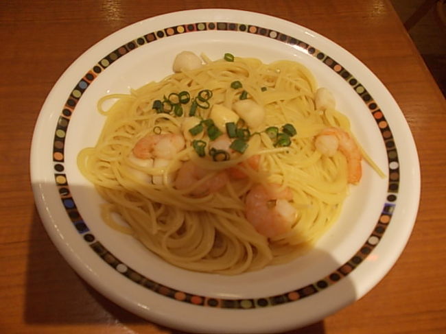 さて、夜間のPC徹夜＆早朝徘徊で大分ぐったりしてしまったので、午前9時にオープンする温泉に逃げ込み、しばらくはそこの仮眠室で熟睡します。その後、お昼時間帯にぐるなびポイントで食事するために、札幌駅前のラパウザへ。<br /><br />この数ヶ月間、私と同様、とある理由で500円程度のメニューで毎月違う店を１０軒巡っている、という人、多いんだろうなぁ〜（汗）。