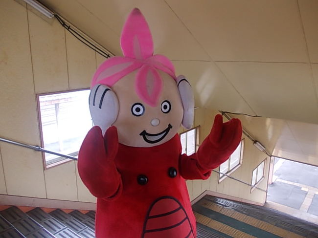 このまま無視されて黙ってはおられないので、特急列車到着ホームへと急ぐまんべ氏を、背後から大声で呼びます。流石に気まずかったのか、少しこっちを向いてくれた…（笑）。