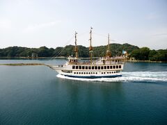 
九十九島遊覧船パールクィーンは、海の女王をイメージした名前のとおり優雅な白い船体です。
