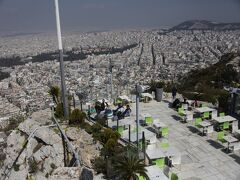 南、晴れればピレウス、海まで見えるというが。
　