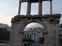 アテネ空港から市内に、車でアマリアス大通りを南側から入ると、右側にアドリアノス門が見える。

ハドリアヌス帝は、アテネを三度、124年9月、128年春、131年から132年の冬にかけ建築工事専門の人たちを伴い訪れ、神殿や水道施設を整備補修し、また学術振興に意を尽くしたので、アテネの人たちからはオリュムピオスと呼ばれたと言う。

　属州ヒスパ二ア出身ですが、プルタルコスから直に教育を受けたとされているので、「英雄伝」などを読み、ギリシャを特に愛し、また美青年・アンティノウスを寵愛したのでしょう。
　
　皇帝在任中、３度１２年間帝国版図内を旅していますので、地中海沿岸のギリシャ系都市のほとんどに足跡を残しています。

　
