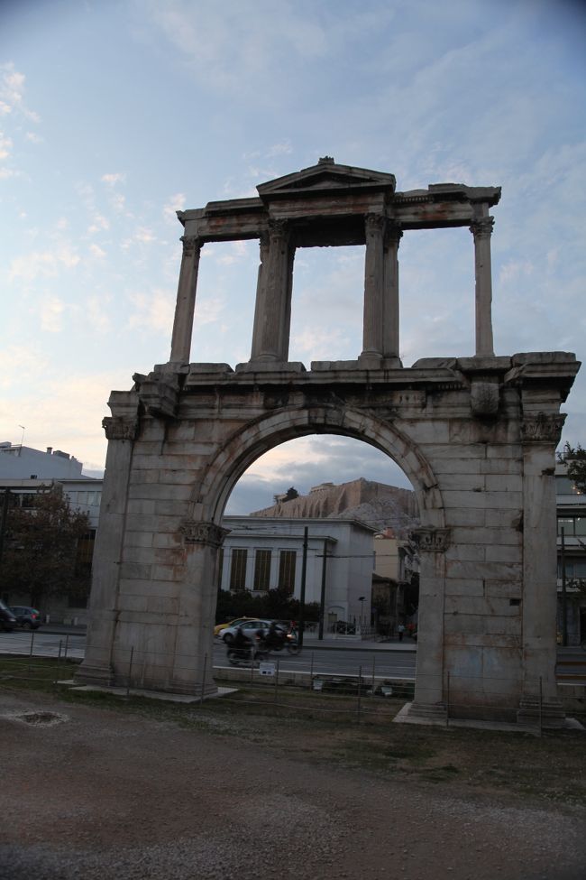 アテネ空港から市内に、車でアマリアス大通りを南側から入ると、右側にアドリアノス門が見える。<br /><br />ハドリアヌス帝は、アテネを三度、124年9月、128年春、131年から132年の冬にかけ建築工事専門の人たちを伴い訪れ、神殿や水道施設を整備補修し、また学術振興に意を尽くしたので、アテネの人たちからはオリュムピオスと呼ばれたと言う。<br /><br />　属州ヒスパ二ア出身ですが、プルタルコスから直に教育を受けたとされているので、「英雄伝」などを読み、ギリシャを特に愛し、また美青年・アンティノウスを寵愛したのでしょう。<br />　<br />　皇帝在任中、３度１２年間帝国版図内を旅していますので、地中海沿岸のギリシャ系都市のほとんどに足跡を残しています。<br /><br />　