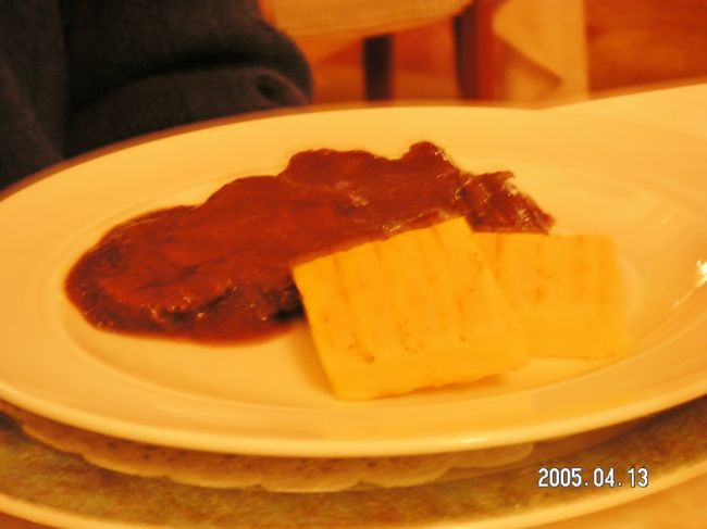 お肉と続き・・・・まんぞく！<br /><br />ここで余談ですが、お隣に来ていた家族が傑作でした！(写真なくてすみません）<br />若いご夫婦と1歳くらいの赤ちゃん・・・さすがに子供用のおかゆ？のようなものを持参していたのですが、首を横に振りながら食べさせられていました。<br />主人が｢絶対不味いんだよ！｣と言うので、「ボーノ？｣って、その子に聞いたら、思いっきり「ノン！」と全身で答えてくれた！<br />周りは大爆笑\＾o＾／<br />やっぱり美味しいもの食べたいよね！大人だけ美味しいもの食べて・・・