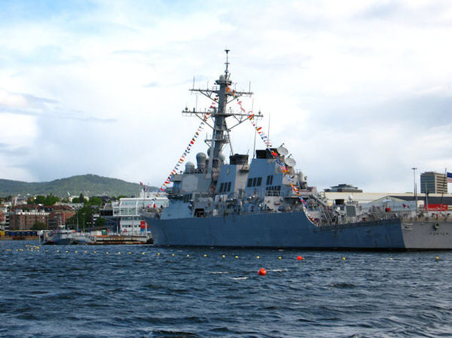 フェリーが動き出したら、イージス艦が見えてきました。<br />