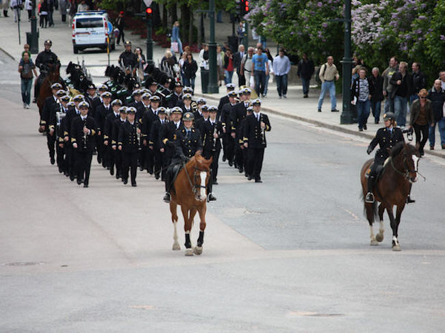 演奏が聞こえてきたら、騎馬警官を先頭に一団が坂を上ってきました。<br />