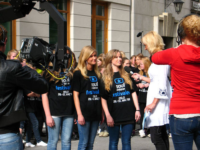 街中を歩いていたら、歓声が聞こえてきました、何かのイベントのようです。