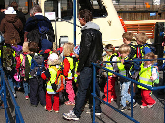 入れ替わりに、子供達が乗り込んでいきます。<br />