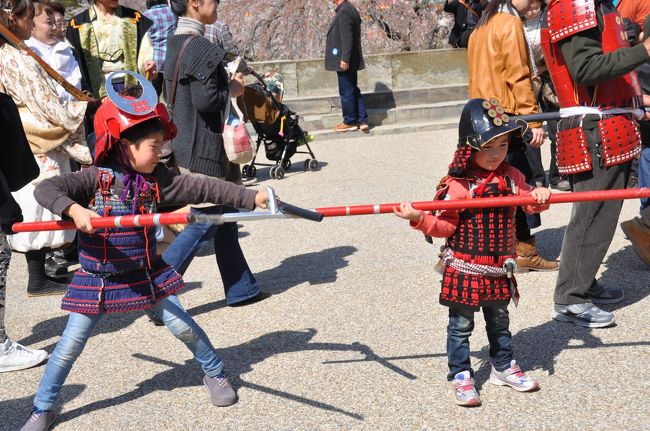 信州上田子ども十勇士隊が<br /><br />甲冑試着体験の記念撮影をしてくれます。