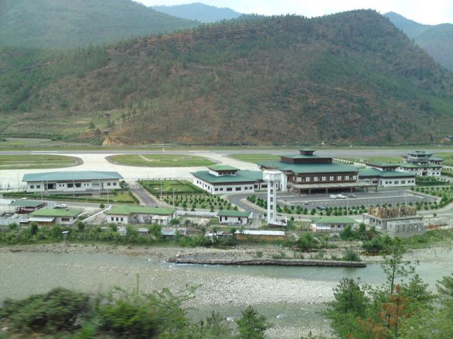 パロ空港が真下に見えます