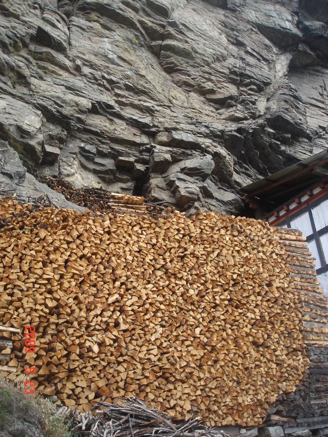 うずたかく積まれたマキ