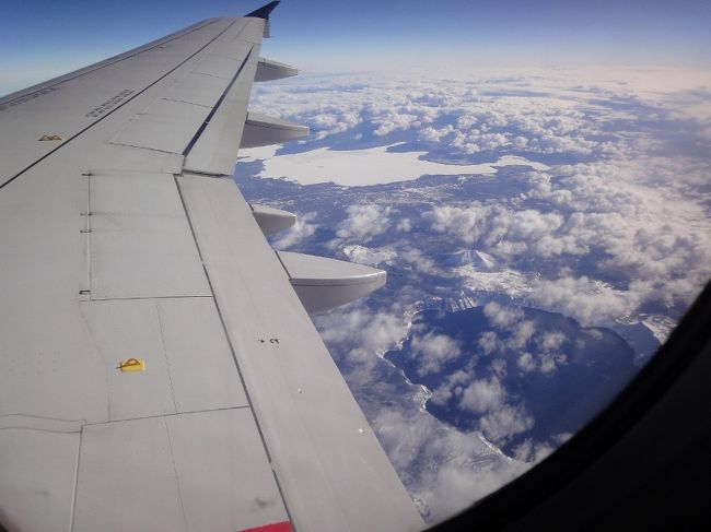 ①２７日　　「ＳＦＯ～ＶＣ」<br /><br />ナローボディ・ジェット機　上空からの景色。<br /><br />シアトルかポートランドの上空でしょうか？<br /><br />日本にはない幻想的な景色です