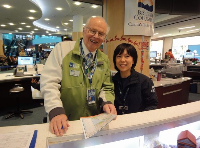 ①２７日　　「チャット」<br /><br />スカイトレイン情報など左側の紳士と英語で会話<br /><br />ペラペラ英語ではなく、いつものプロペラ英語<br /><br />「何処から来たんだい？」「日本だよ」<br />「だったら彼女は日本の子だよ」・・で、捕まった女性の事を聞くと日本人女性はカナダでオーバーブッキングする人が多いらしい。入管→荷物受取→その後　拘束される。これはひどいなぁ。<br /><br />１時間～２時間　いろいろと調べられるらしい。<br /><br />奥さんに、この事を話したら「私も拘束された」って