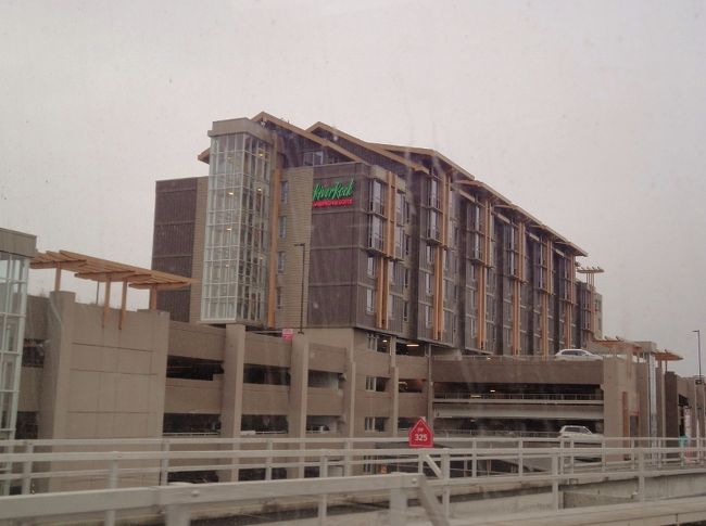 ①２７日　　「River Rock Casino Resort」<br /><br /><br />スカイトレイン　先頭車両　一番前の車両より撮影<br /><br />このホテルにはカジノ・・事前から知っていた<br /><br />だが予約はしなかったし、奥様にも黙っていた。<br /><br />が、私がＶＣに到着までに奥様はネットで調べて<br /><br />学校の休日に「ブラックジャック」をやっていた。<br /><br />私より上手だぁ(^_^;) 