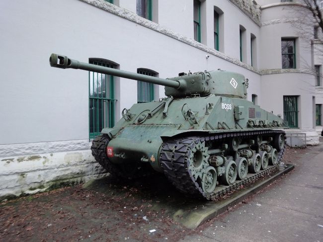 ①２７日　　「戦　車」（超 Surprise）<br /><br />奥様の学校へ向かったが・・<br />スカイトレインの駅を降りてから迷子に<br />近くを歩いてた人に聞いたら<br />学校まで電話して聞いてくれた。<br /><br />「あなたの学校の生徒よぉ～」なんて話してた<br />親切な女性で良かった。<br /><br />学校までの道のりにな・な・なんとぉ！戦車！！<br />ガイドブックにもネット情報でも知らないかった