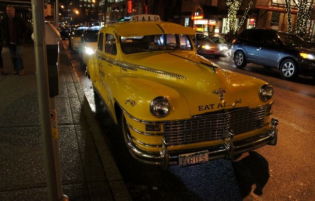 ①２７日　　「レトロタクシー」<br /><br />久々のバンクーバーダウンタウン。嬉しい！！<br /><br />このレトロタクシーは街の　モニュメントカー