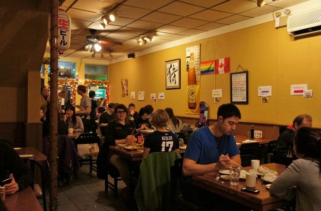 ①２７日　　「ＳＡＭＵＲＡＩ」　<br /><br />地元の人々＆旅行者で大賑わい。座れるかな？<br /><br />昔ココに"ジェームス"という名の香港からきた<br />ワーホリ学生が居ました。私が行くと寿司やら<br />刺身やら注文と同時に「薬味ネギ」をいつも<br />サービスで貰う事にしてました。<br /><br />何回か通ううちに何も言わなくても私の顔を<br />見ると「薬味ネギ」を持ってきてくれた（笑）