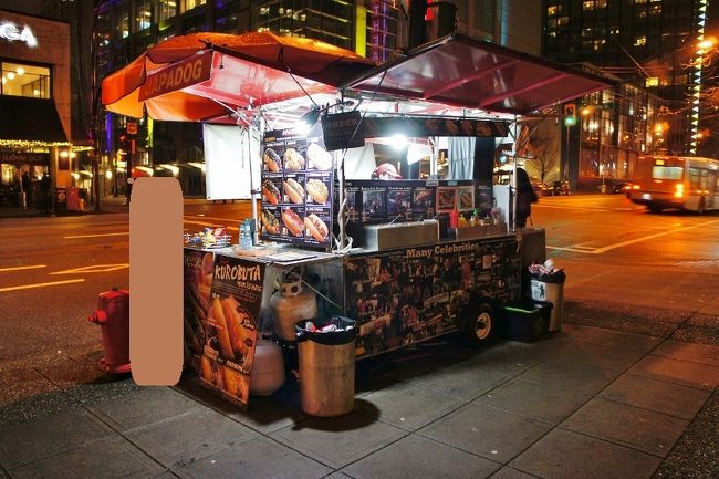 ①２７日　　「ホットドック屋台」21:13<br /><br />日本から進出のホットドック屋台<br /><br />日本の女の子１人でやってた。チェーン店<br /><br />翌朝奥様がスタバでコーヒーを買ってる時に<br /><br />私は外の椅子に座って待ってたら女性に声を<br />掛けられた。「どっかで見た子だなぁ？」<br />って思ったらココの女の子でした。ビックリ。