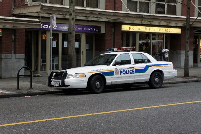 ②２８日　　「ＶＣパトカー」8:59<br /><br />８時５９分って！昨日（到着日）疲れきった身体で<br /><br />６時起き。奥様の学校（最終日）に向かいます。<br /><br />パトカー・白バイ・オフィサー　どうしても写真を<br /><br />撮ってしまう。