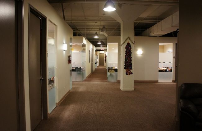 ②２８日　　「ＶＣイングリッシュ・センター」<br /><br />授業中　私は自由に校内を見て周ります。<br /><br />ビデオカメラ・デジカメで撮ってきました。<br /><br />私の時（１２年前）はデジカメ持ってなかったし<br /><br />写真も少なかった。なので奥様には記念写真を<br /><br />沢山撮ってあげた。<br /><br />