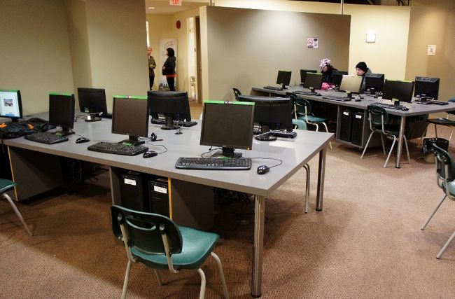 ②２８日　　「ＶＣイングリッシュ・センター」<br /><br />流石現代の学校。ＰＣも揃ってます。１２年前の学校にも有りましたが、私はその頃ＰＣを使った事が無かった。<br /><br />★「Yahoo」を「ヤッホー」って読んでた（笑）<br /><br />★ＶＣの街で「subway」を見て「地下鉄に乗ろう」とか言ってた（笑）<br /><br />面白かった１２年前の学校と生徒達。