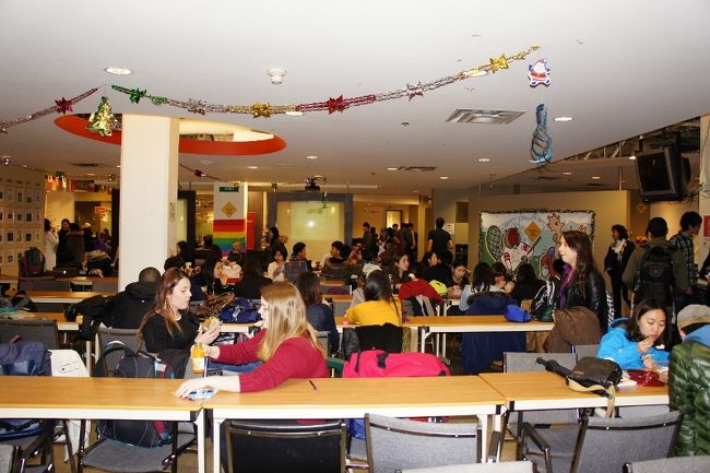 ②２８日　　「ＶＣイングリッシュ・センター」<br /><br />本日は金曜日<br /><br />昼で授業が終われば各クラスから生徒が・・<br /><br />毎週金曜日はプチ卒業式があります。<br /><br />奥様も「卒業証書」もらいましたぁ！