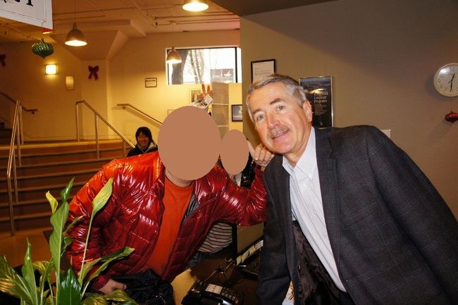 ②２８日　　「ＶＣイングリッシュ・センター」<br /><br />オフィスの紳士。「おっ！ロバート・デ・ニーロ<br />久しぶり～お世話になったのぉ,今日で卒業だよ」<br /><br />初めて会った私に言われ戸惑いながらも<br />「congratulations!」と言ってくれた。<br /><br />「誰だろう？？」って思ってたと思うが記念撮影<br />シャッター切ってもらう瞬間奥様が後方<br />真ん中でピースしてる(^_^)v