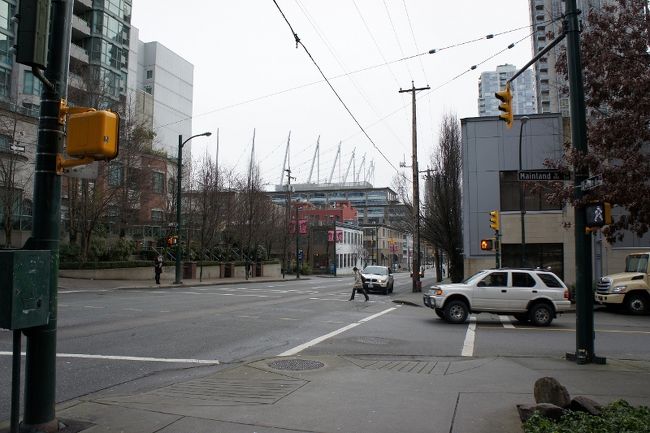 ②２８日　　「ＢＣプレイススタジアム」12:41<br /><br />ドーム型屋内競技場が奥の方に見えます。<br /><br />学校はこの近くでココからダウンタウン中心地へ<br /><br />歩いて向かうが昨日のからの寝不足で大変。